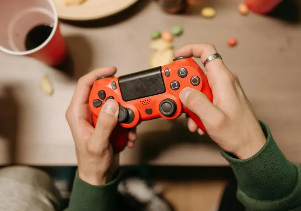 Wskocz na wyższy poziom relaksu. Odkryj moc PlayStation 5 podczas wakacji