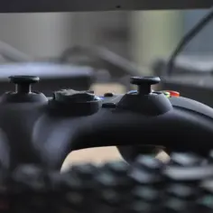 Czarny kontroler do gier na klawiaturze. Dowiedz się, jak odinstalować grę na Steam, gdy już skończysz grać.