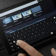Gracz szuka gry Portal na Steam Decku. Widoczna jest klawiatura ekranowa i wyniki wyszukiwania.