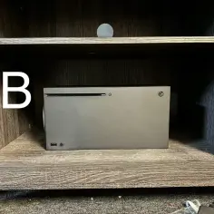 Konsola Xbox Series X w szafce. Wymiary konsoli pozwalają na jej łatwe umieszczenie.