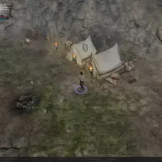 Postać w grze, przygotowująca się do walki w **dungeon siege 4**. Obóz z namiotami i pochodniami.