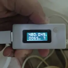 Czy można ładować pada PS5 ładowarką od telefonu? Miernik pokazuje 4.80V, 0.49A, 0065mAh.