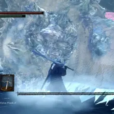 Gracz walczy z Seath the Scaleless, kluczową postacią w mrocznej fabule Dark Souls.