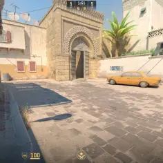 CS2 stuttering na mapie Dust II. Żółty samochód i skrzynie w słońcu.