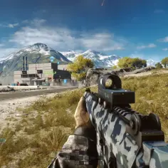 Widok z perspektywy gracza w grze Battlefield 4 kampania. Broń z kamuflażem, górzysty teren i budynki przemysłowe.
