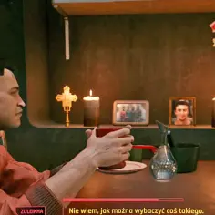Cyberpunkowy znak Jonasza na karku mężczyzny w pomarańczowej koszuli, siedzącego przy stole z kobietą.
