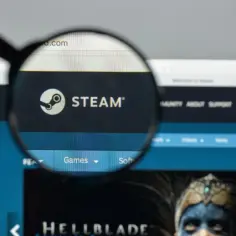 Lupa powiększa logo Steam, odkrywając cyfrowe klejnoty tej platformy gier. Widok strony z grami i menu.
