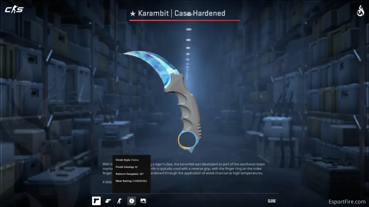 Karambit Case Hardened, jeden z najdroższych skinów CS, z niebiesko-fioletowym wzorem.