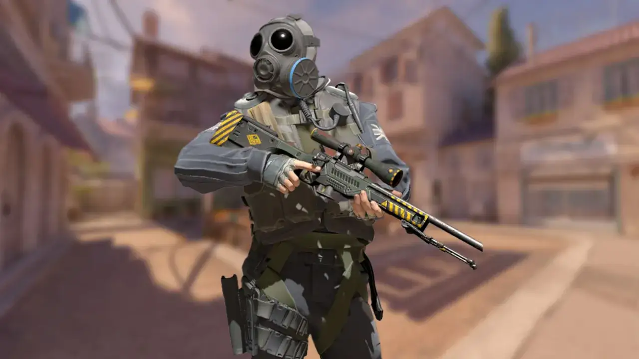 Gracz w masce gazowej z karabinem snajperskim. Czy CS GO jest za darmo? Tak, gra jest darmowa!