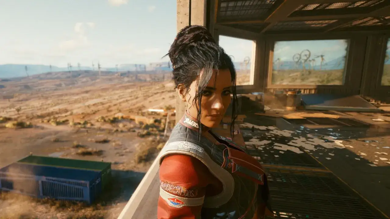 Panam z Cyberpunk 2077 w pustynnym krajobrazie, z wiatrakami w tle.