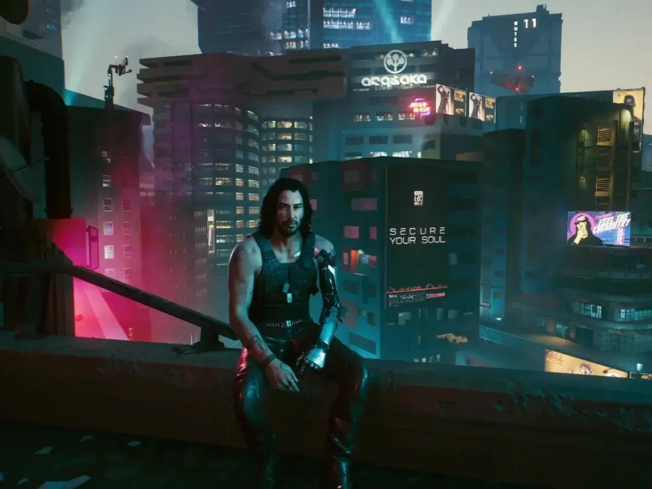 Johnny Silverhand siedzi na dachu, patrząc na neonowe miasto. To jedno z wielu cyberpunk zakończeń, które można odkryć w grze.