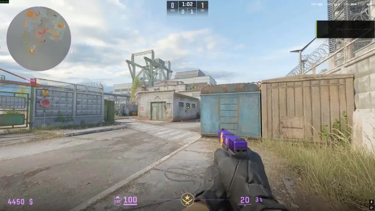 Gra w CS:GO. Na ekranie widać licznik czasu rundy: 1:02. Gracze czekają na rozwój wydarzeń.