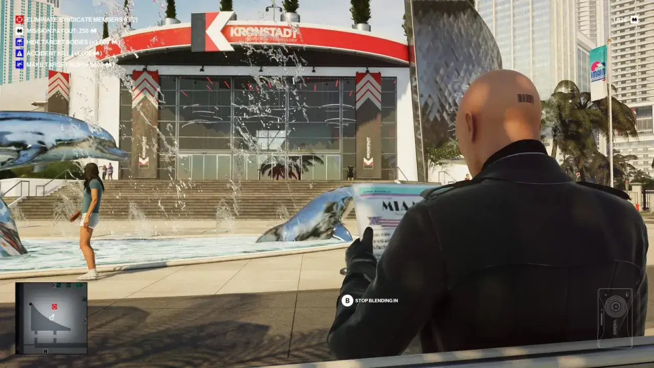Agent 47, w najnowszym Hitmanie, obserwuje fontannę z delfinami przed budynkiem Kronstadt.