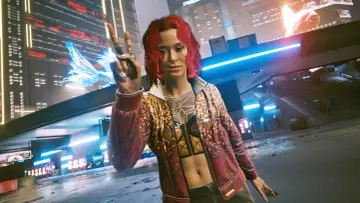 Kobieta z tatuażem na klatce piersiowej i czerwoną fryzurą pokazuje znak pokoju. Dowiedz się, jak zainstalować mody do Cyberpunk 2077, aby odmienić swoje doświadczenia.