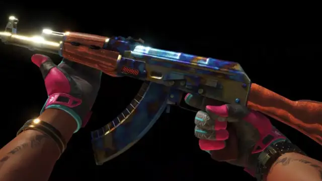 Ręce w różowych rękawiczkach trzymają AK-47 z niesamowitym skinem, jednym z najdroższych skinów CS.